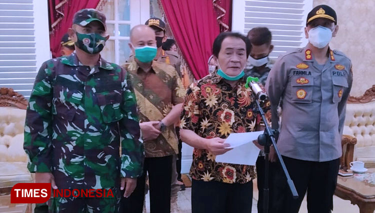 Bupati Banjarnegara Budhi Sarwono berikan keterangan pers terkait perkembangan Covid-19. (FOTO : Kominfo for TIMES Indonesia)