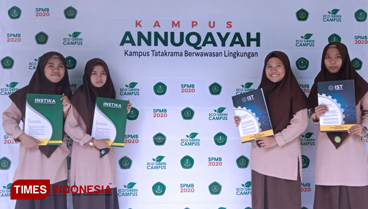 Para Peserta SPMB di Kampus INSTIKA dan IST Annuqayah mengikuti Protokol Kesehatan Covid-19 Sebelum Masuk Ke Area Kampus. ((FOTO: Syafiqurrahman/TIMES Indonesia)