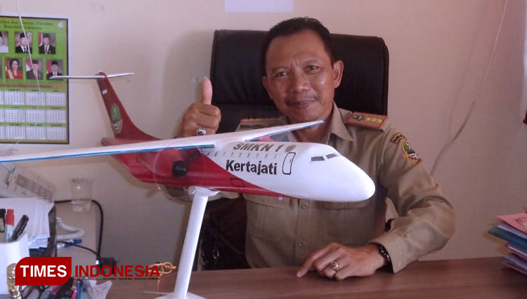 Kepala SMKN 1 Kertajati, H Acep Saepudin, menunjukkan miniatur pesawat terbang di meja kerjanya sebagai ikon SMKN 1 Kertajati. (Foto: Jaja Sumarja/TIMES Indonesia)