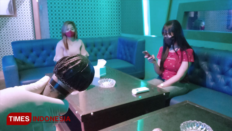 Simulasi tatanan New Normal di tempat hiburan karaoke di Banyuwangi. (Foto : Syamsul Arifin/TIMES Indonesia)