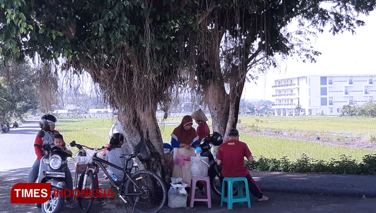 Tusiyem, 55 tahun dan Mujiyem, 57 tahun penjual dawet 'ndeso' di kampung tepi sawah Desa Argorejo. (FOTO: Fajar Rianto/TIMES Indonesia)