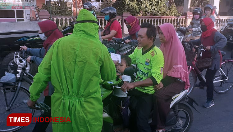 Pembagian masker oleh kader PKS Pleret. (Foto: Totok Hidayat/TIMES Indonesia)