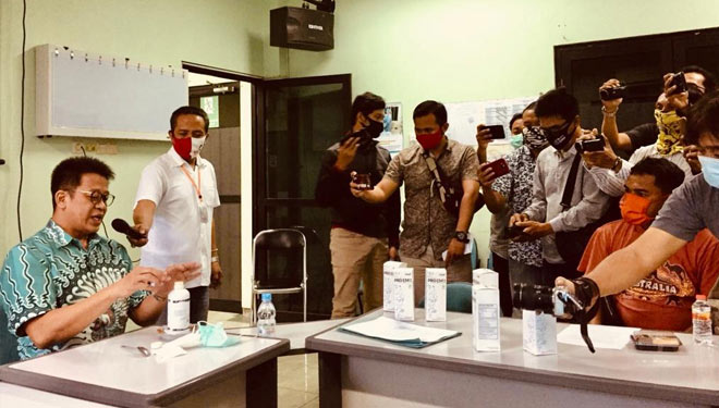 Sejumlah pejabat struktural RSUD Ibnu Sina Gresik bersama perwakilan dari PROEM-1 dan pakar probiotik, Minggu (21/6/2020). (Foto: Dok. RS Ibnu Sina)