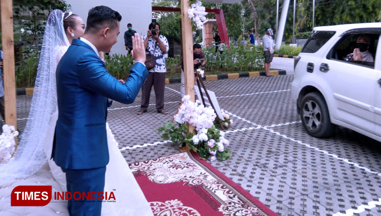 Acara pernikahan yang dilakukan secara drive thru. (Foto: Dok TIMES Indonesia)