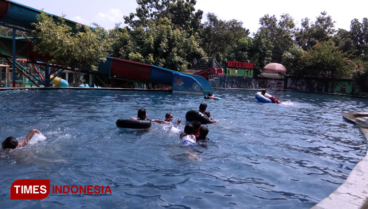 Suasana waterboom di Sragen yang sudah beroperasi saat pandemi Covid-19 pada Senin (8/6/2020) lalu. (Foto: Mukhtarul Hafidh/TIMES Indonesia)