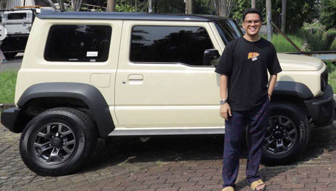 Arief Muhammad berpose bersama mobil Suzuki Jimny limitied edition pemberian bos Juragan 99, Senin (22/6/2020). (Foto : Dok.Pribadi) 