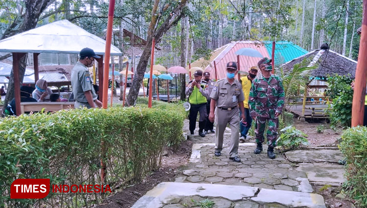 Several people from the local government, police department and armed force check the preparation of Waduk Kubangkangkung toward the New Normal. (PHOTO: Pendim Cilacap for TIMES Indonesia)