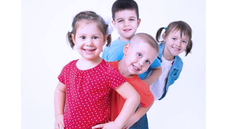 Anak-anak belajar memainkan alat musik tradisional