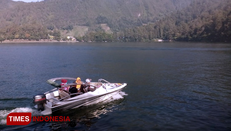 Several visitors trying to ride a boat as one of the attractions at Telaga Sarangan, Magetan, East Java on Monday (22/6/2020). (Photo: M Kilat Adinugroho/TIMES Indonesia)