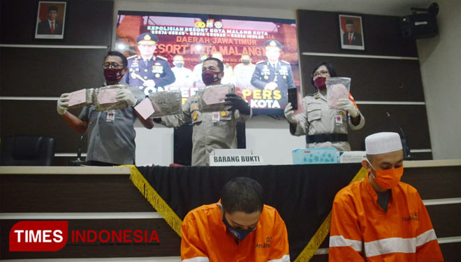 Kapolresta Malang Kota Kombes Pol Leonardus Simarmata menunjukkan barang bukti ganji. (Foto: Adhitya Hendra/TIMES Indonesia)