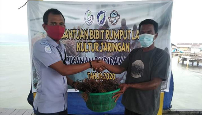 Herman Musa Petugas penyuluh perikanan Taliabu saat memberikan bantuan ke warga secara simbolis. (foto: penyuluh perikanan)