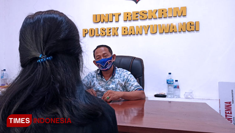 AMK, melapor ke kantor Polsek Banyuwangi Kota. (FOTO: Agung Sedana/ TIMES Indonesia)