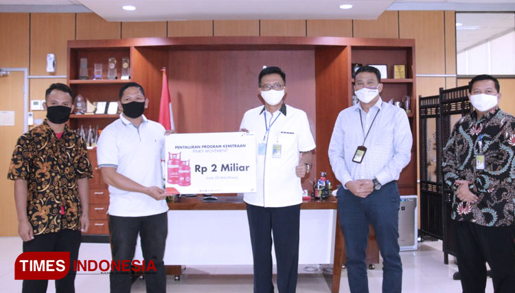 General Manager MOR VII, C.D. Sasongko saat menyerahkan bantuan modal untuk pemilik pangkalan LPG 3 kg di Kota Makassar. (Foto: Humas Pertamina MOR VII for TIMES Indonesia)