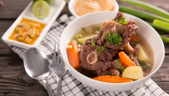 Sup buntut sapi. (Shutterstock)