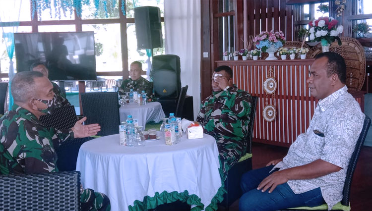 Dandim 1805/Raja Ampat dan Bupati Raja Ampat nampak berdialog dengan Pangdam XVIII/ Kasuari (FOTO: awin macap)