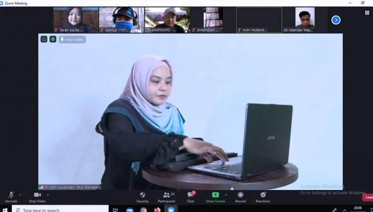 Dosen FIKOMM UMBY, Astri Wulandari M.A ketika memberikan materiL secara daring. (FOTO: Dokumen Humas UMBY for TIMES Indonesia)