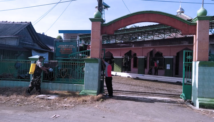 Salah satu masjid di Kecamatan Kesugihan yang dibersihkan untuk digunakam beribadah masyarakat setempat. (FOTO: Pendim Cilacap for TIMES Indonesia)