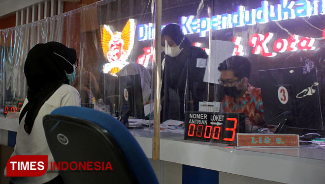 Suasana di kantor Dispendukcapil Kota Kediri saat warga mengantri untuk kepengurusan kartu penduduk. (Foto/Protokol dan Komunikasi Pimpinan Sekretariat Daerah Kota Kediri)