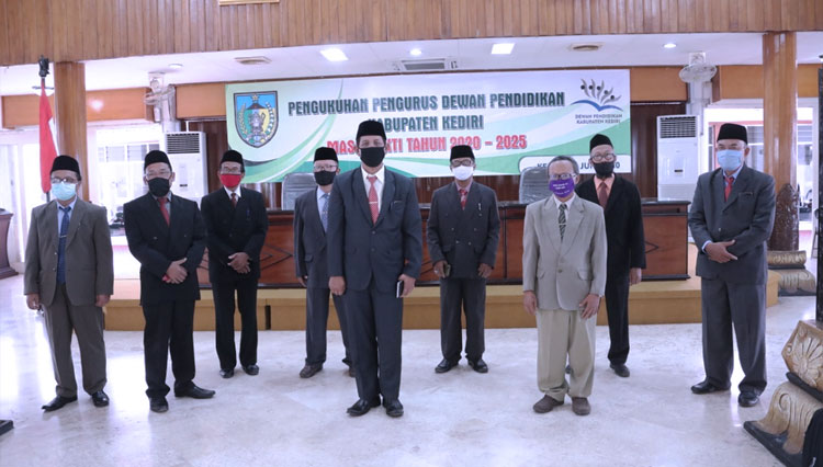 Sembilan orang dewan pendidikan yang dikukuhkan Bupati Kediri di Pendopo Kabupaten Kediri. (FOTO: Kominfo Kabupaten Kediri)