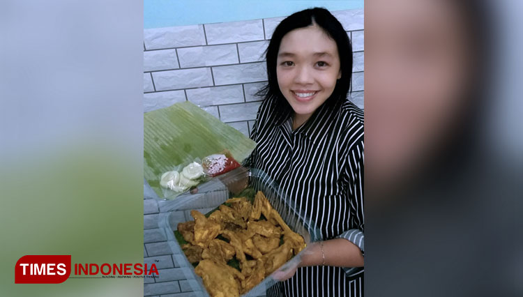 Wahyuni, the lovely lady behind the delicious taste of ayam panggang Nduluran. panggang bumbu rujak dimasak dengan cara tradisional. (PHOTO: Yupi Apridayani/TIMES Indonesia)