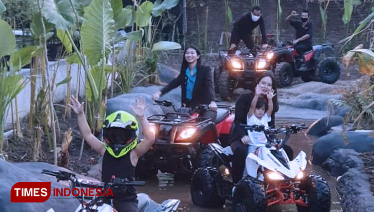 Pengunjung sedang menikmati permainan ATV Ride Safari yang ada di Eastparc Hotel Yogyakarta. (FOTO: Eastparc Hotel for TIMES Indonesia)