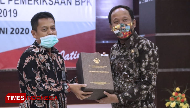 Bupati Ponorogo Ipong Michlissoni terim penghargaan WTP dari BPK. (foto: humas pemkab/TIMES Indonesia)