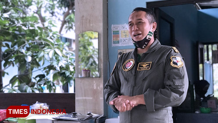 Komandan Skadron 32 Lanud ABD Saleh, Letnan Kolonel Pnb Suryo Anggoro saat berpamitan kepada awak media, Jumat (26/6/2020). (Foto: Tria adha/TIMES Indonesia)