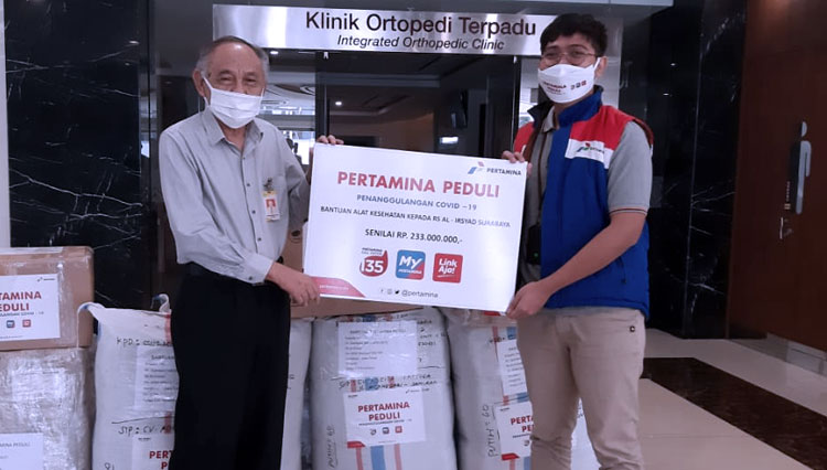 Pertamina saat memberikan ribuan APD ke Pemprov Jatim, Jumat (26/6/2020) (Foto : Pertamina/TIMES Indonesia)