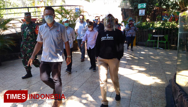 Wali Kota Batu, Dra Hj Dewanti Rumpoko MSi menggunakan face shield berkunjung ke Jatim Park 2. (Muhammad Dhani Rahman/TIMESINDONESIA) 