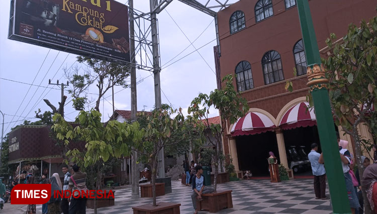 How the entrance gate of Kampung Coklat Blitar looks like nowadays. (Photo: Sholeh/TIMES Indonesia) 