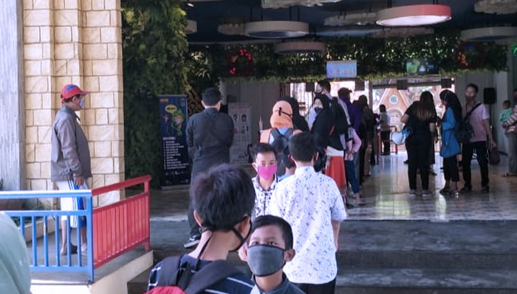 Lots of people line up at the ticket box of Hawai Waterpark on Saturday (27/6/2020). (PHOTO: Hawai Waterpark) 