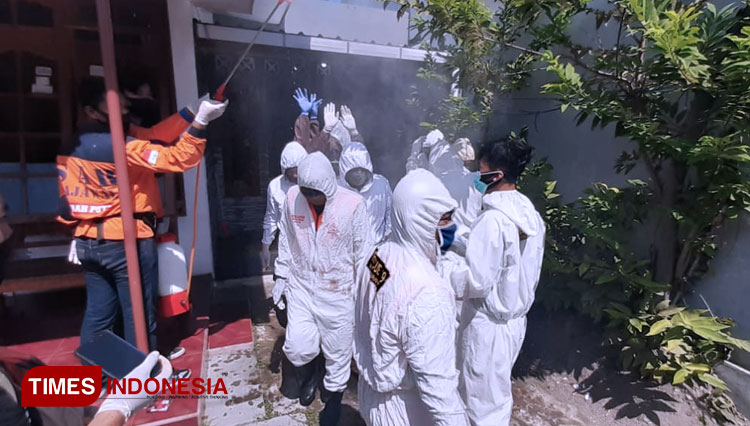 Evakuasi warga meninggal dengan protokol kesehatan di Jalan Arjuna RT03/ RW04 Kelurahan/ Kecamatan Serengan, Solo. (Foto: Mukhtarul Hafidh/ TIMES Indonesia)