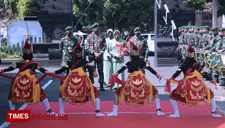 Danrem 083/Bdj Kolonel Inf Irwan Subekti disambut penari Topeng Malangan. (Foto: Adhitya Hendra/TIMES Indonesia)
