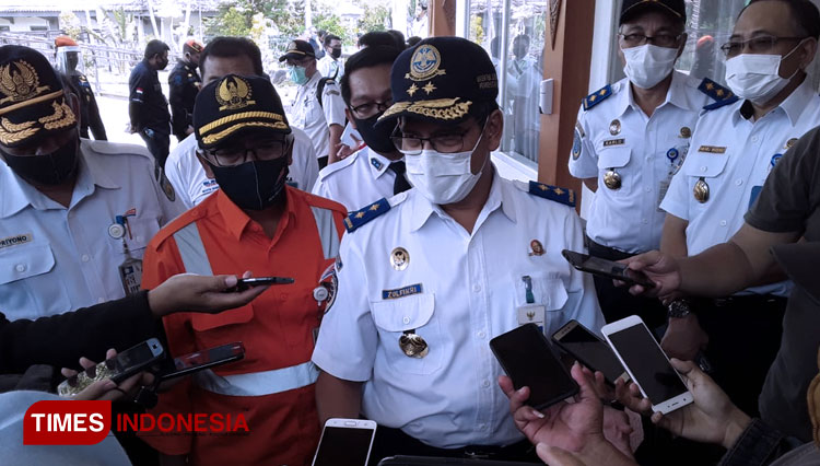 Dirjen Hubdar Kemenhub, Zulkifli bersama awak media di Stasiun Solo Balapan. (Foto: Mukhtarul Hafidh/TIMES Indonesia)