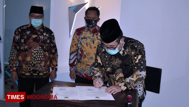 Penandatanganan WTP oleh Bupati Cirebon, Imron Rosyadi. (Foto: Devteo MP/TIMES Indonesia)