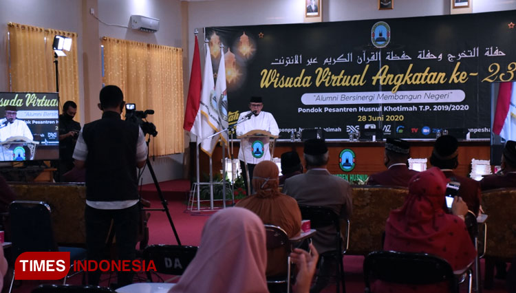 Bupati Kuningan, Acep Purnama saat memberikan sambutan di Pontren Husnul Khotimah. (Foto: Diskominfo Kuningan For TIMES Indonesia) 
