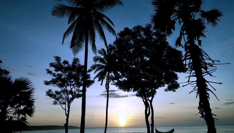 Illustration: a beautiful sunrise at Watuparunu beach, Sumba. (PHOTO: Mr. nice man) 