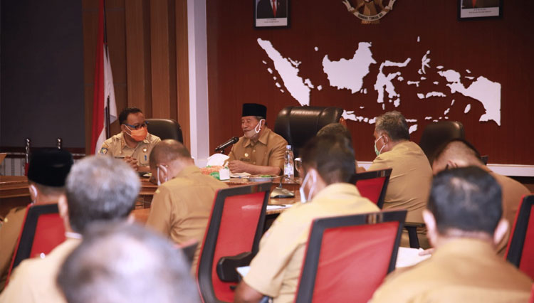 Gubernur Abdul Gani Kasuba saat memimpin rapat bersama pimpinan OPD (Foto: Zulkifli Ahmad for TIMES Indonesia)