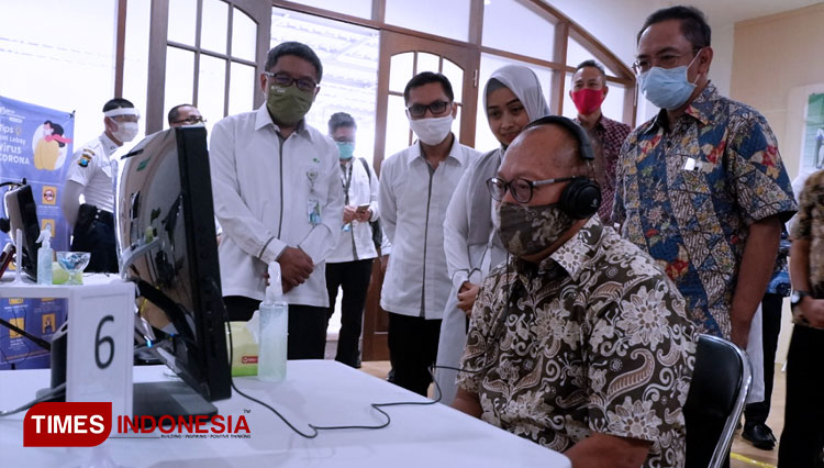 Dirut BPJAMSOSTEK Agus Susanto saat mengecek layanan di Kantor BPJAMSOSTEK Cabang Malang. (FOTO: Naufal Ardiansyah/TIMES Indonesia)