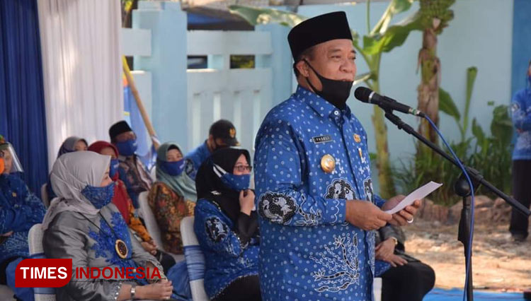 Bupati Lamongan, Fadeli, saat menyampaikan sambutan pada tasyakuran Peringatan Harganas 2020, di halaman Dinas PPKB Kabupaten Lamongan, Senin (29/6/2020). (FOTO: Humas Pemkab Lamongan for TIMES Indonesia)