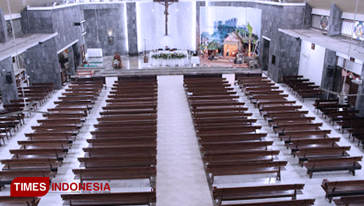 Ruangan utama gereja dan altar terlihat sepi setelah hampir empat bulan tak digunakan. (FOTO: Mushonifin/TIMES Indonesia)