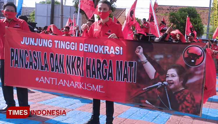 Ratusan kader dan simpatisan PDIP Majalengka Tanggapi Aksi Pembakaran Bendera PDIP dengan menggelar aksi demo damai. (FOTO: Jaja Sumarja/TIMES Indonesia)