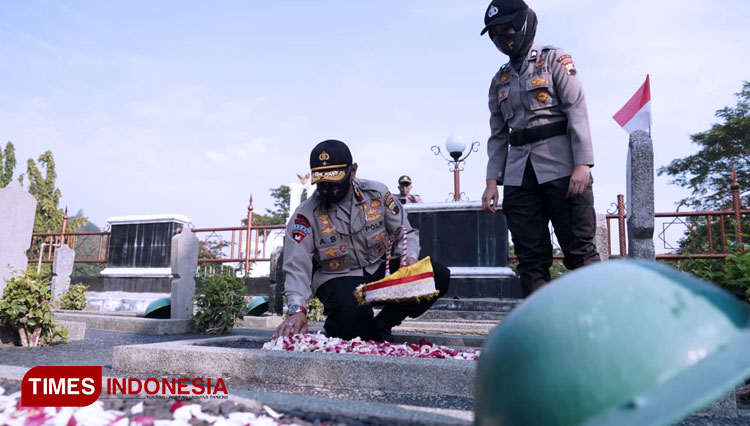 Kapolda Jateng, Irjen Pol. Ahmad Luthfi sedang berdoa dan menabur bunga di salah satu makam pahlawan. (mushonifin)
