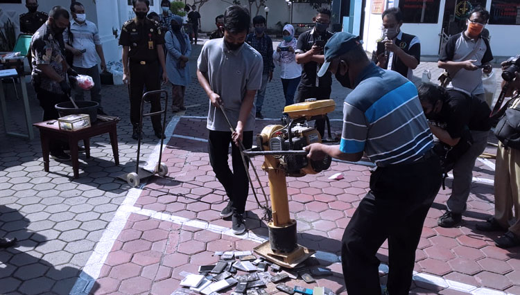 Pemusnahan barang bukti tindak pidana umum oleh petugas Kejari Surakarta, Senin (29/6/2020). (FOTO: Mukhtarul Hafidh/TIMES Indonesia)