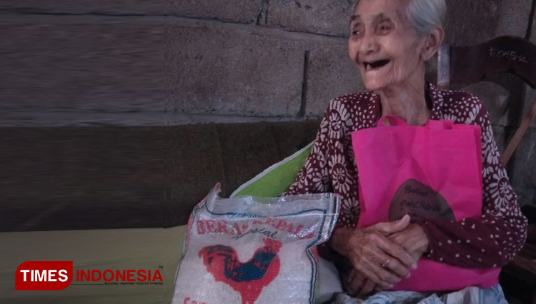 Salah satu lansia saat menerima bantuan dari Yayasan KPKP-ST. (Foto: Dokumentasi KPKP-ST for TIMES Indonesia)