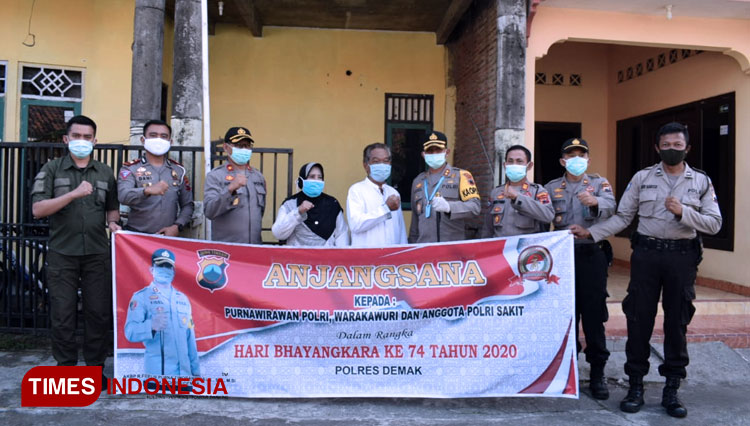 Kapolres Demak AKBP R. Fidelis Purna Timoranto sedang menjalin silaturrahmi terhadap anggota yang mengalami sakit (Sumber: Humas Polres Demak).