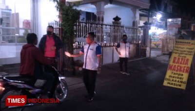 Siapkan Masyarakat Menghadapi New Normal dengan Rutin Razia Masker di Desa Landungsari