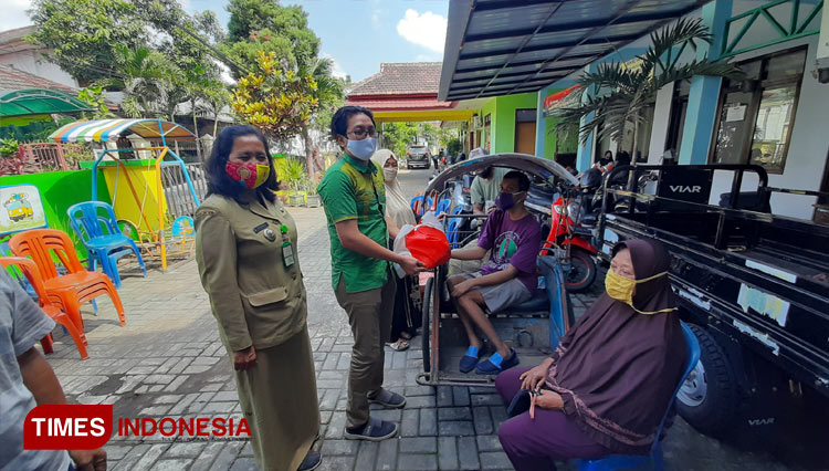 Pembagian paket sembako, masker dan hand sanitizer kepada masyarakat di Kelurahan Bunulrejo (Foto: PMII Kota Malang for TIMES Indonesia)
