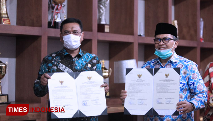 Wali Kota Bandung, Oded M. Danial menerima opini WTP bagi Pemkot Bandung, di Balai Kota Bandung, Jalan Wastukancana, Senin (29/6/2020). (FOTO: Humas Pemkot Bandung for TIMES Indonesia)