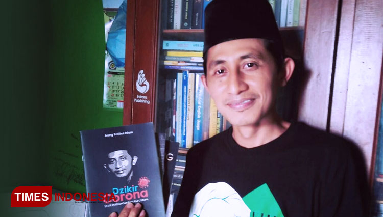 Aang Fatihul Islam yang tetap produktif saat pandemi dengan menulis buku. (FOTO: Moh Ramli/TIMES Indonesia)